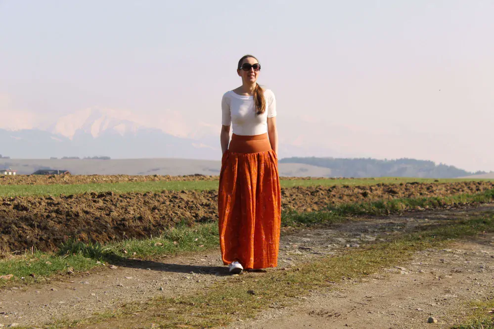 Mušelínová skladaná sukňa škoricová s kvetmi