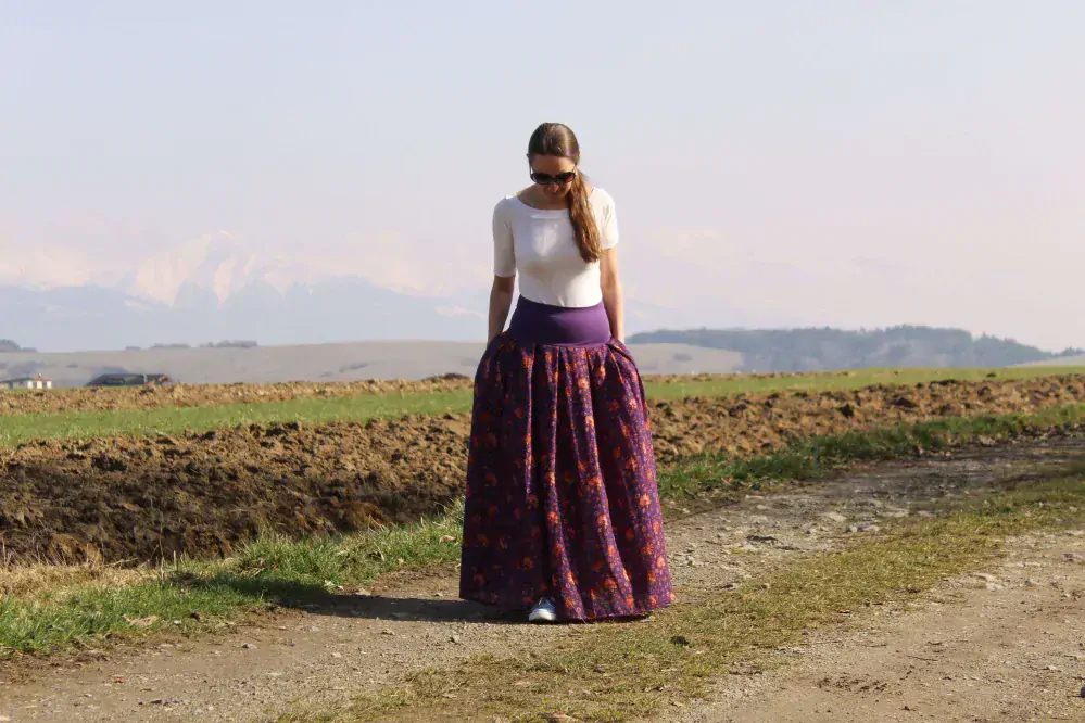 Mušelínová skladaná sukňa fialová s kvetmi