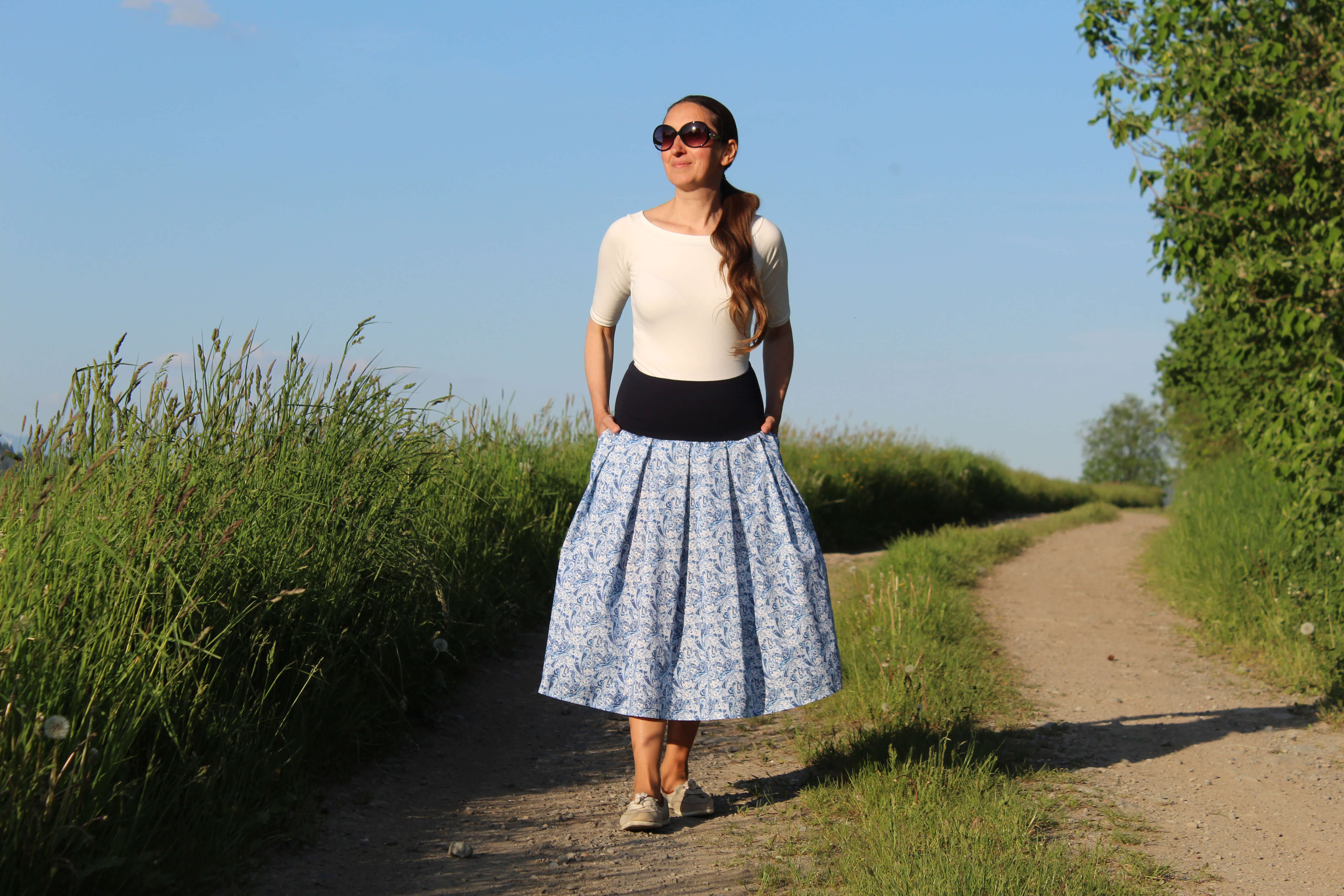 Bavlnená skladaná sukňa modré paisley