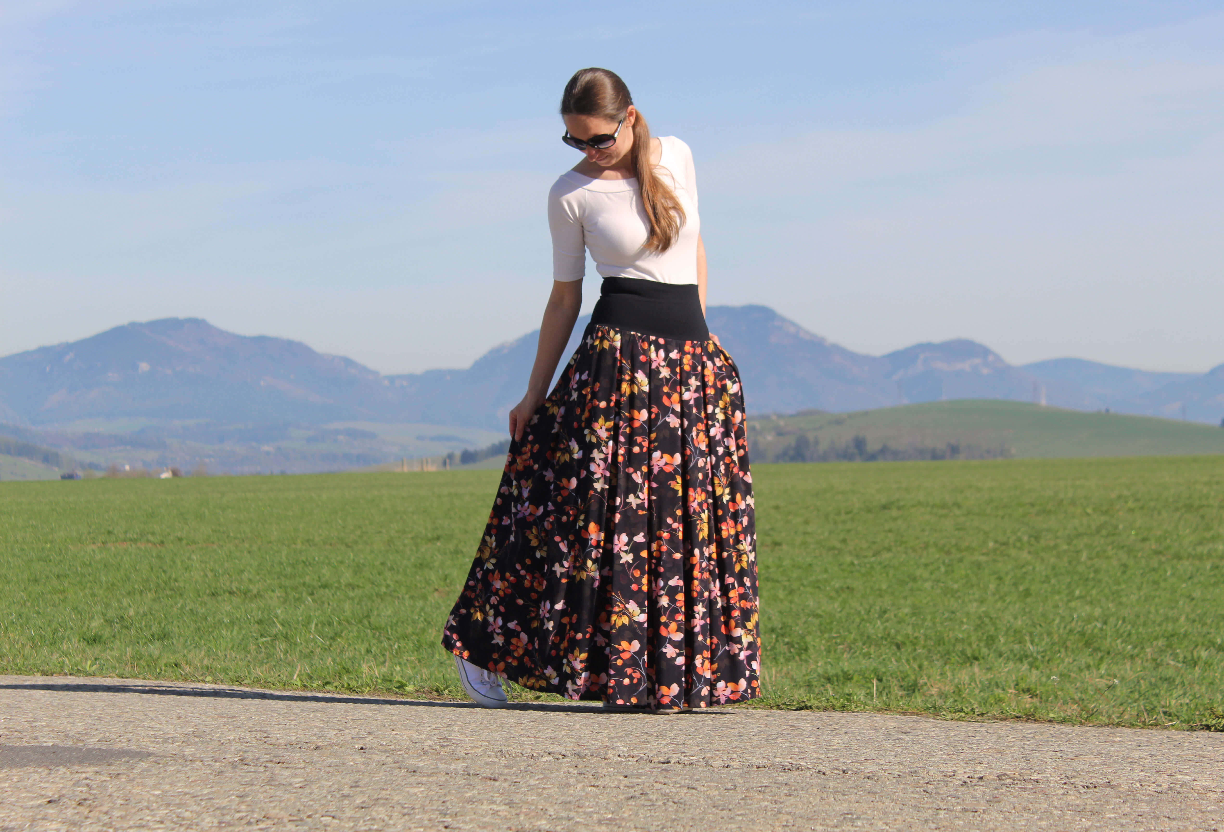 Viskózová sukňa čierno-oranžovo-žltá