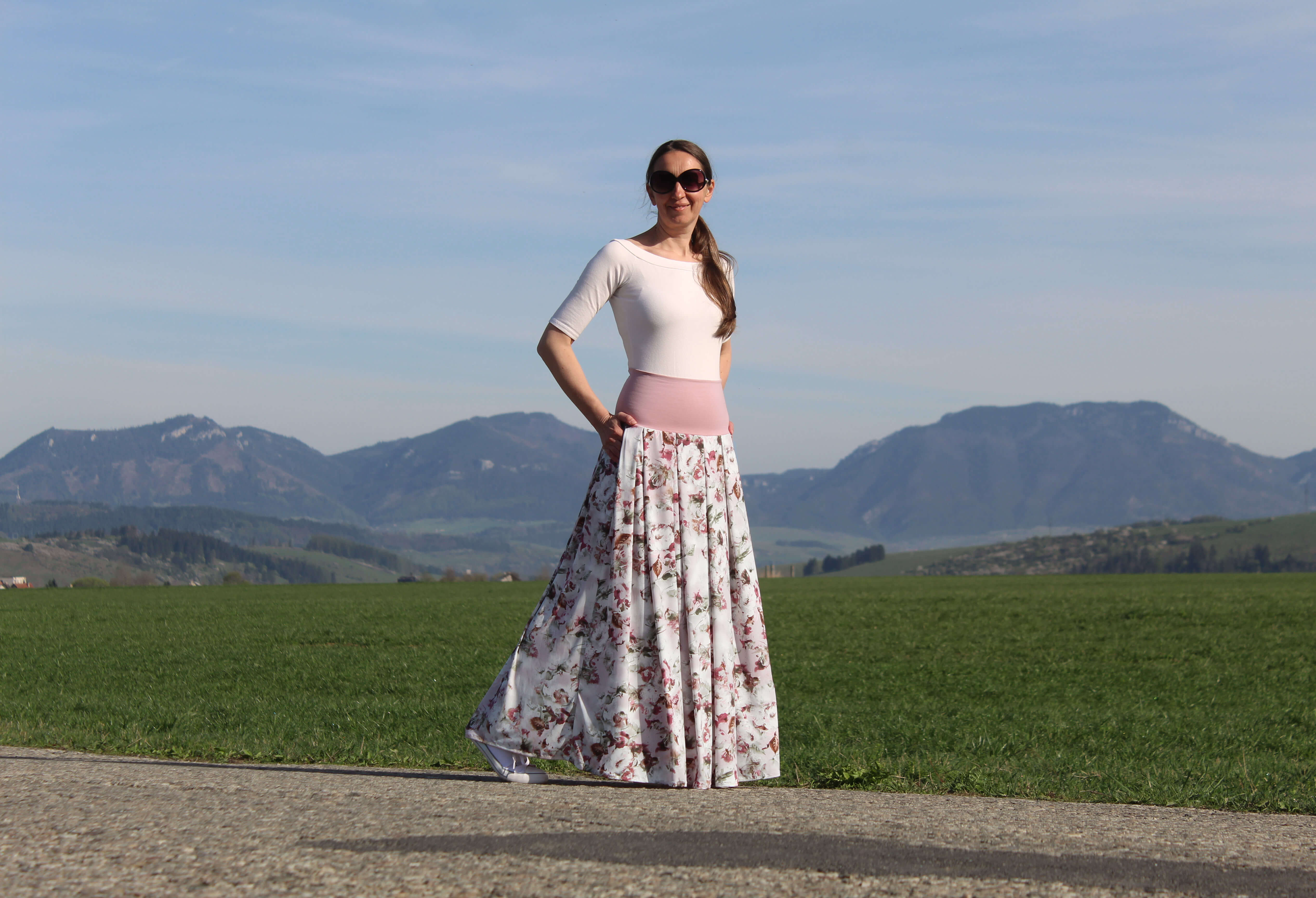 Úpletová skladaná sukňa s kvetinami