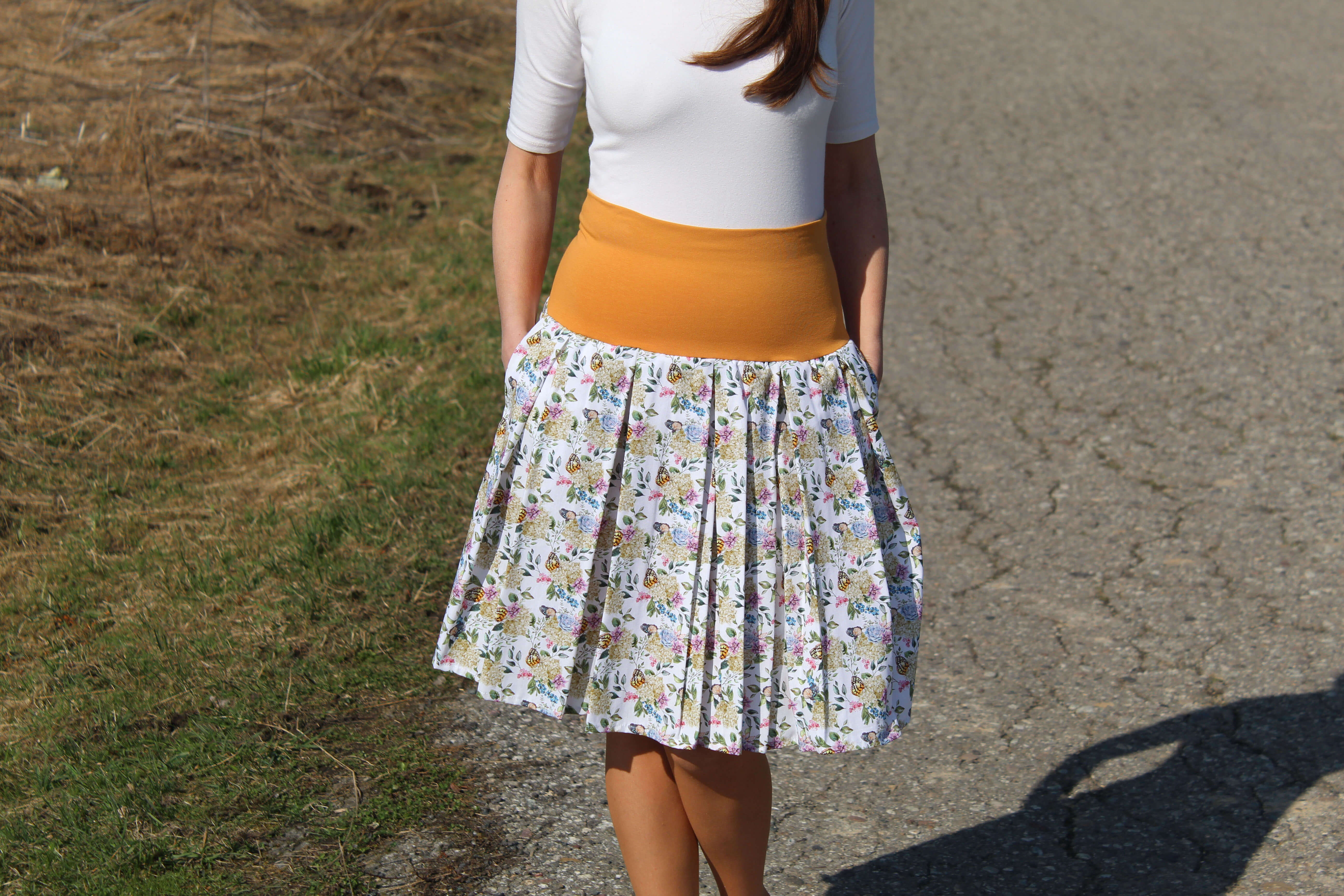 Krátka bavlnená skladaná sukňa bielo-horčicová s hortenziami