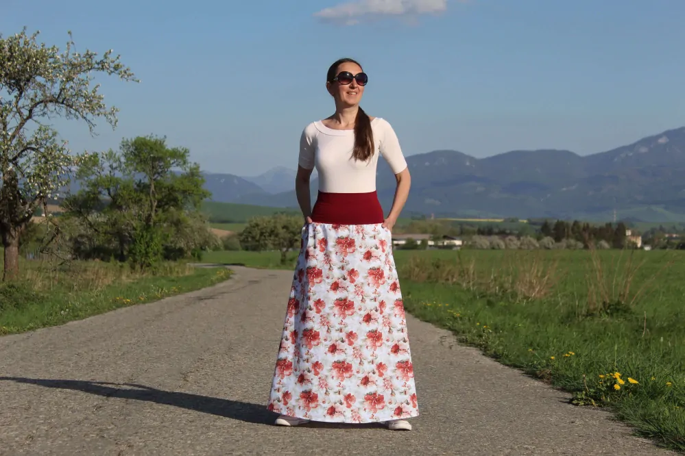 Dlhá bavlnená sukňa biela s červenými kvetinami