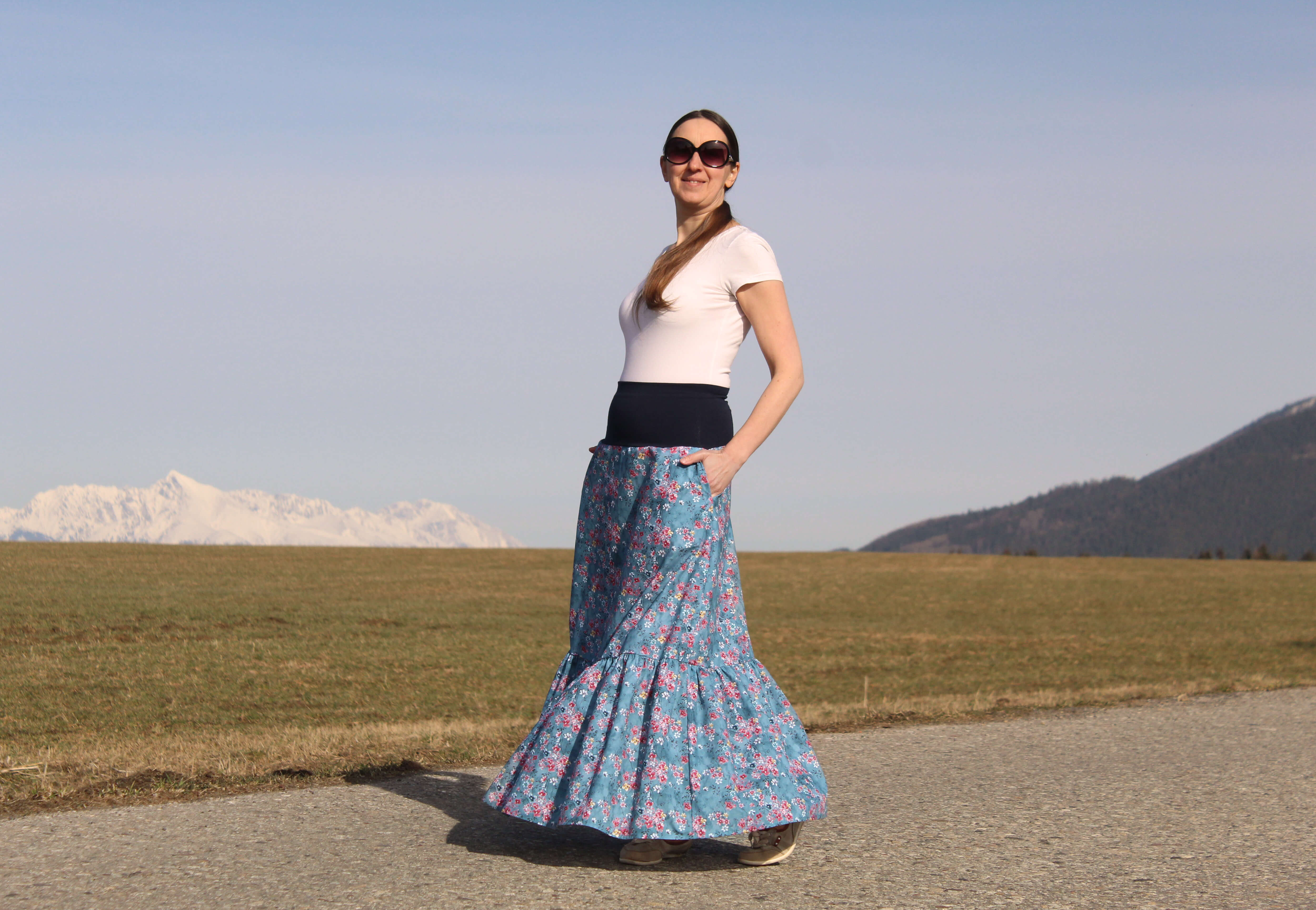 Bavlnená sukňa modrá s kvietkami