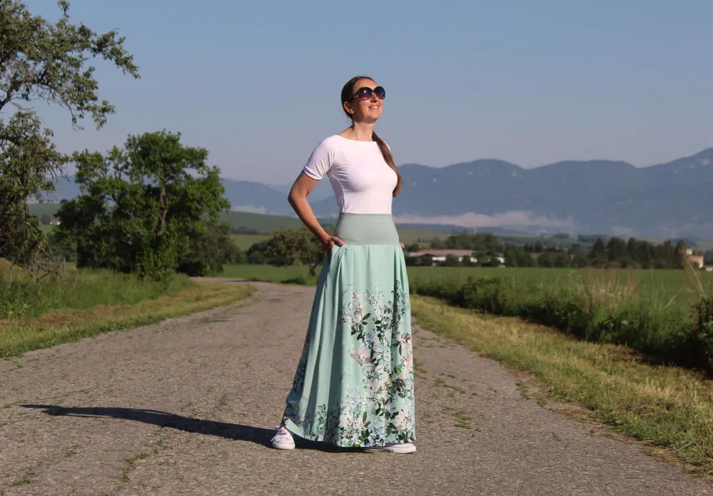 Úpletová sukňa mentolova s bielymi kvetmi