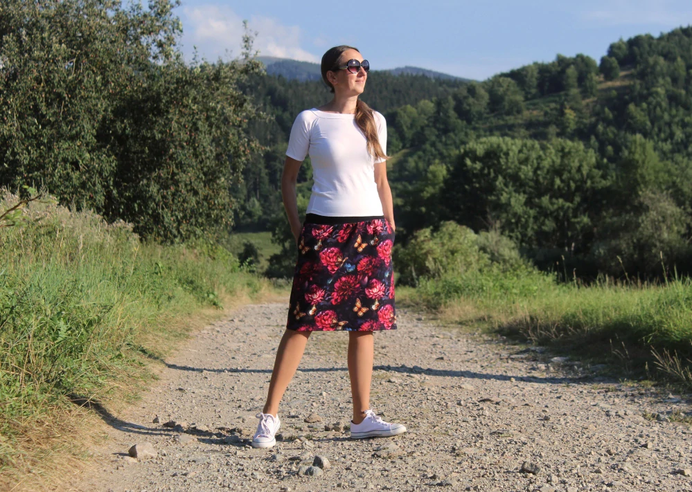 Krátka sukňa "pivónie a motýle"