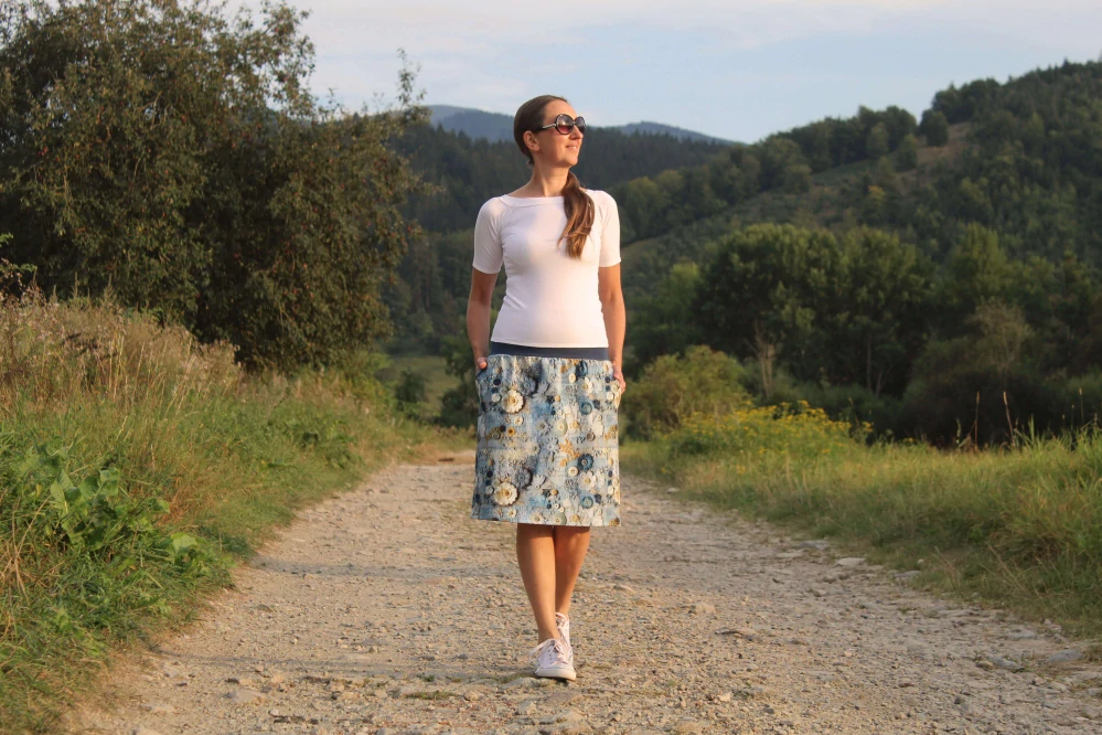 Krátka sukňa "kvety a gombíky"