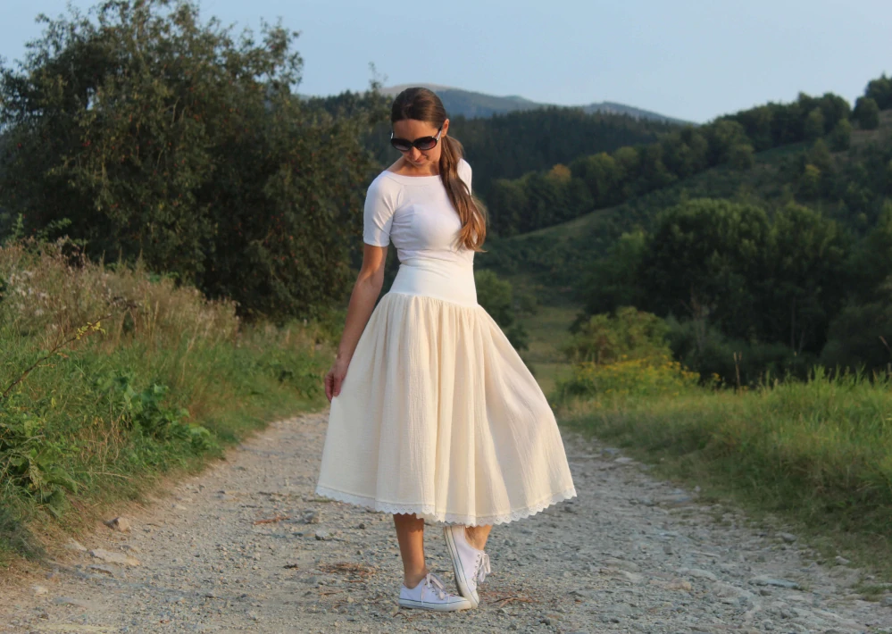 Trojštvrťová smotanová mušelínová sukňa