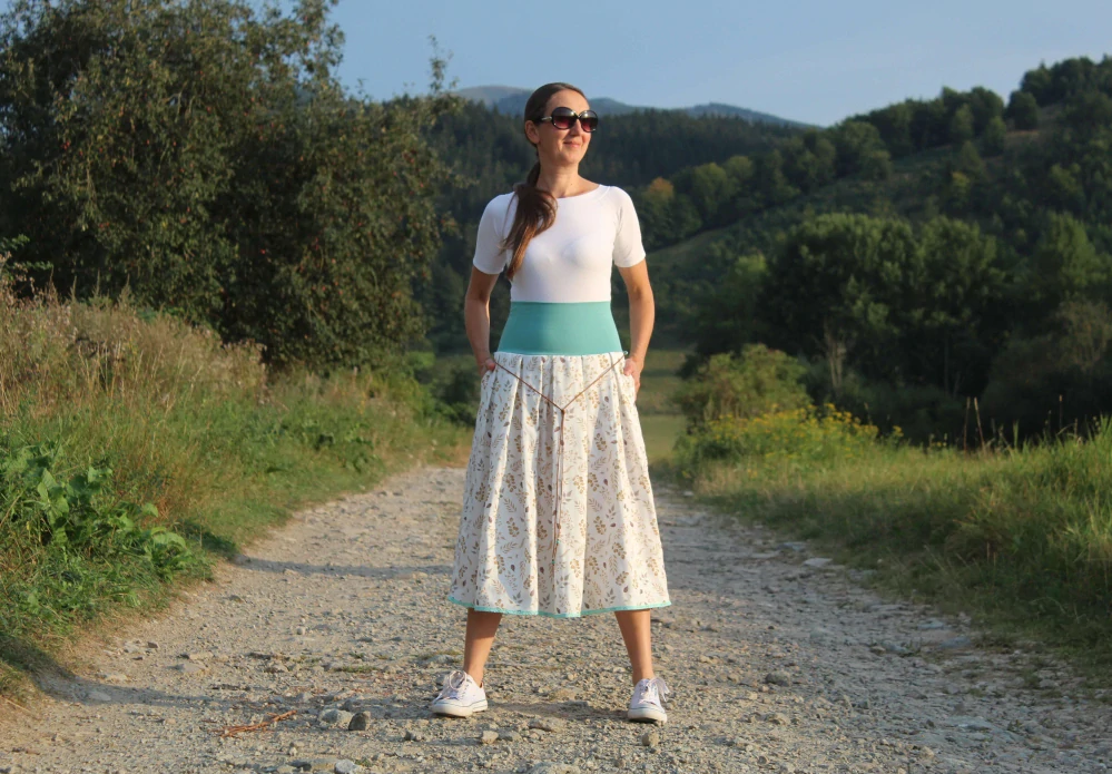 Trojštvrťová bielo-hnedo-mentolová mušelínová sukňa