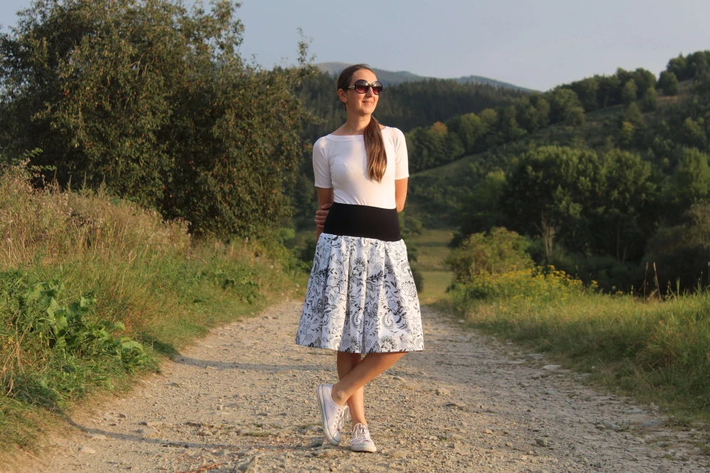 Krátka čierno-biela folklórna sukňa