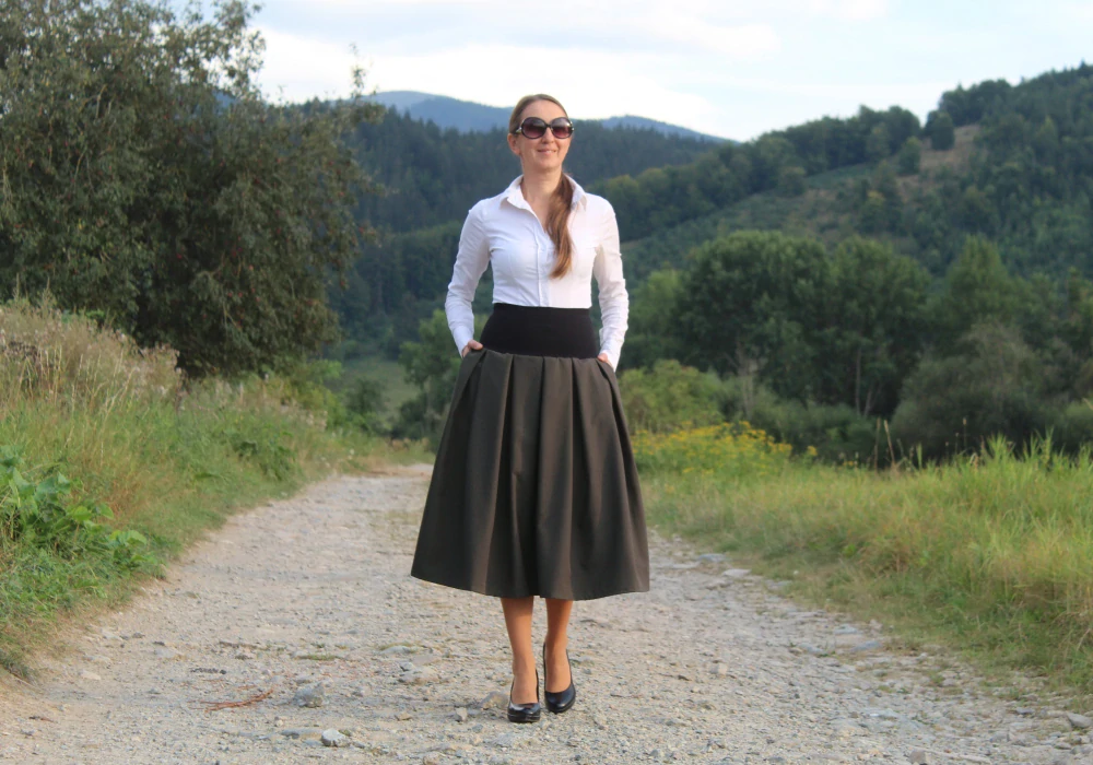 Trojštvrťová šedozelená skladaná sukňa