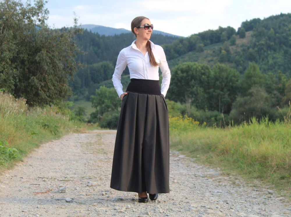 Dlhá tmavošedá skladaná sukňa