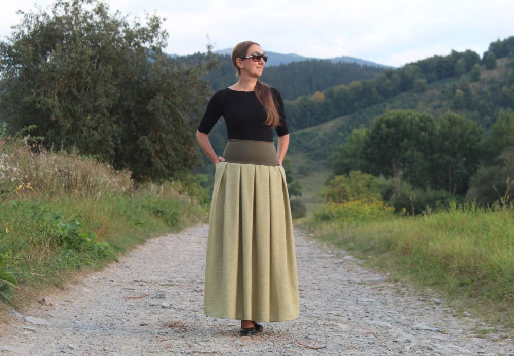 Dlhá svetlozelená skladaná sukňa