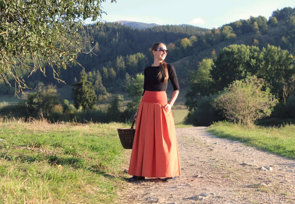 Dlhá oranžová skladaná sukňa