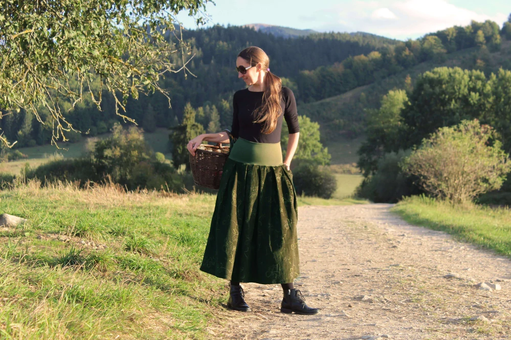 Zelená sukňa s vyšívanými kvetmi