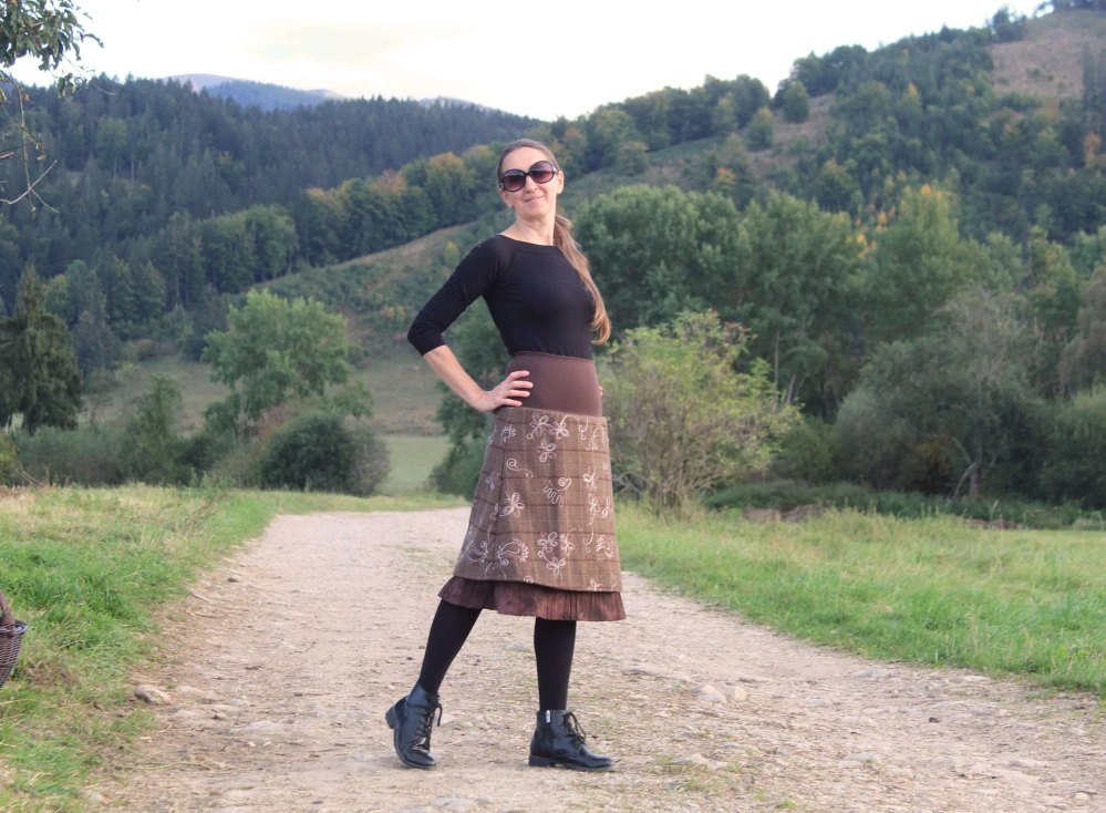 Hnedá dvojvrstvová sukňa s vyšívanými kvetmi