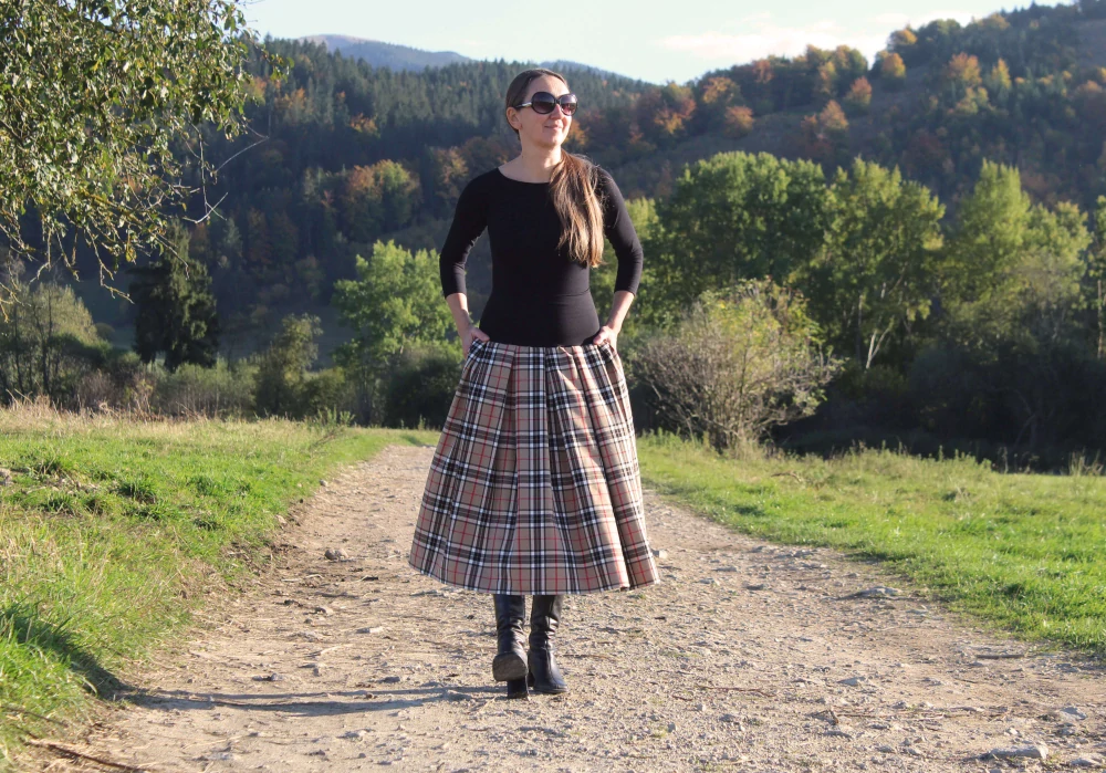 Trojštvrťová sukňa béžová károvaná