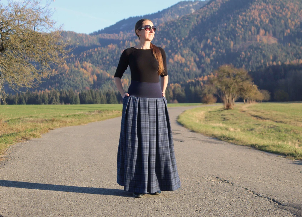 Dlhá sukňa "svetlo-tmavomodrá" károvaná