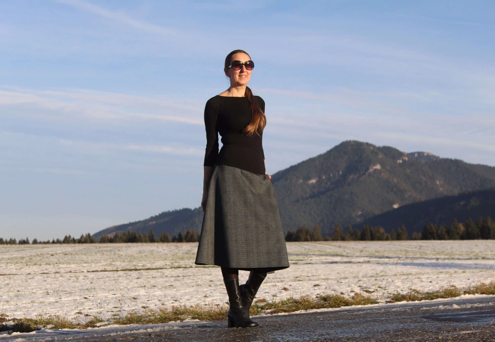 Trojštvrťová sukňa šedo-čierne káro