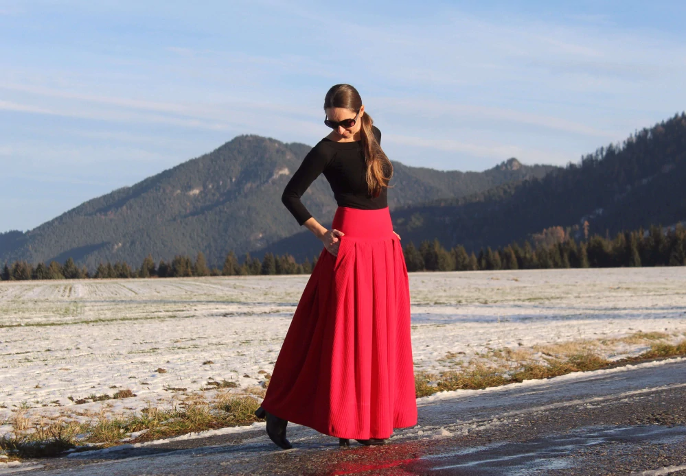 Dlhá červená sukňa z mäkkej kostýmovky s pružným pásom a vreckami