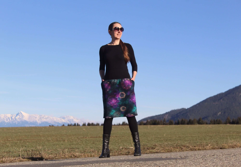 Krátka sukňa "mandaly na čiernej"