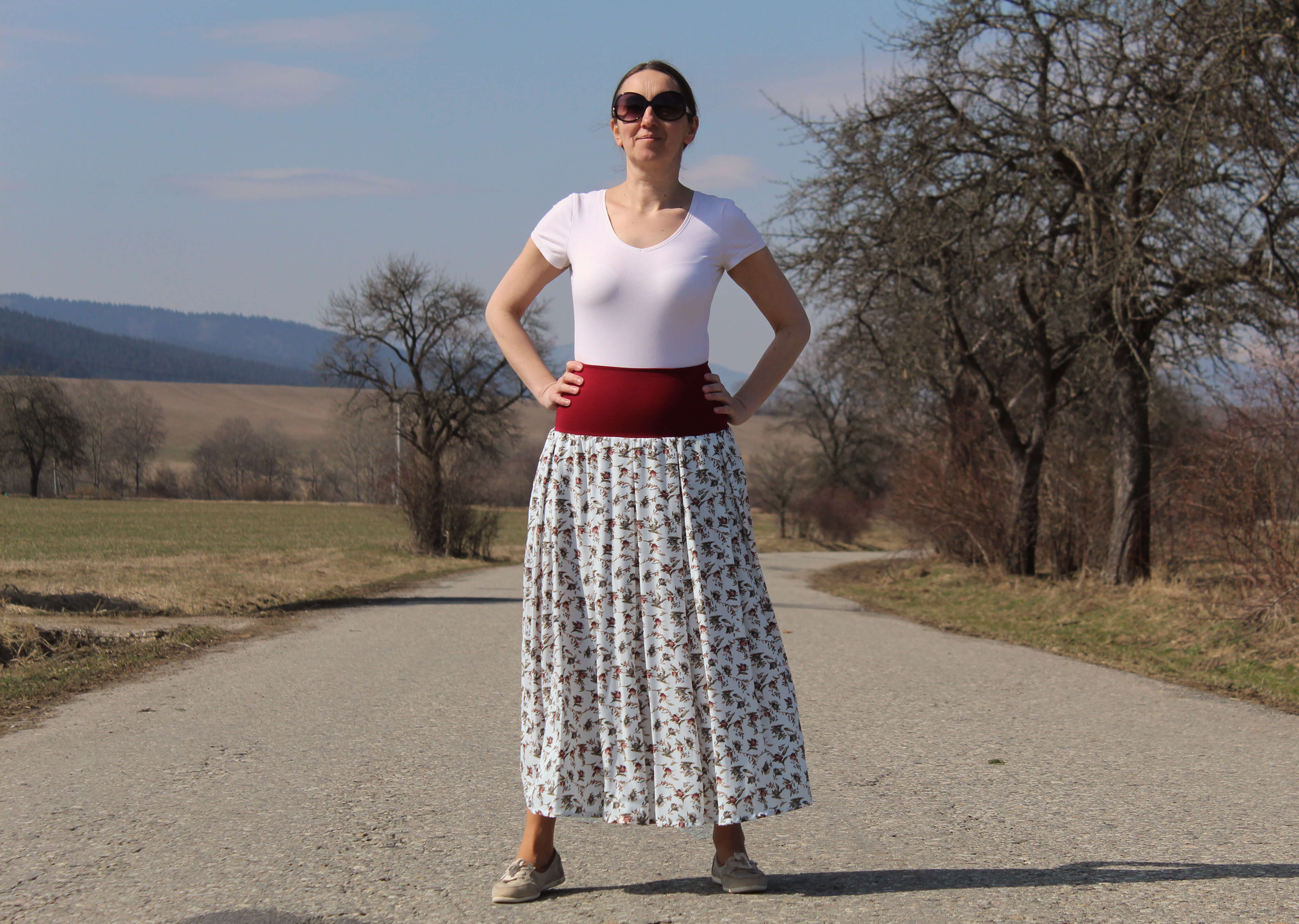 Viskózová sukňa biela s tulipánmi