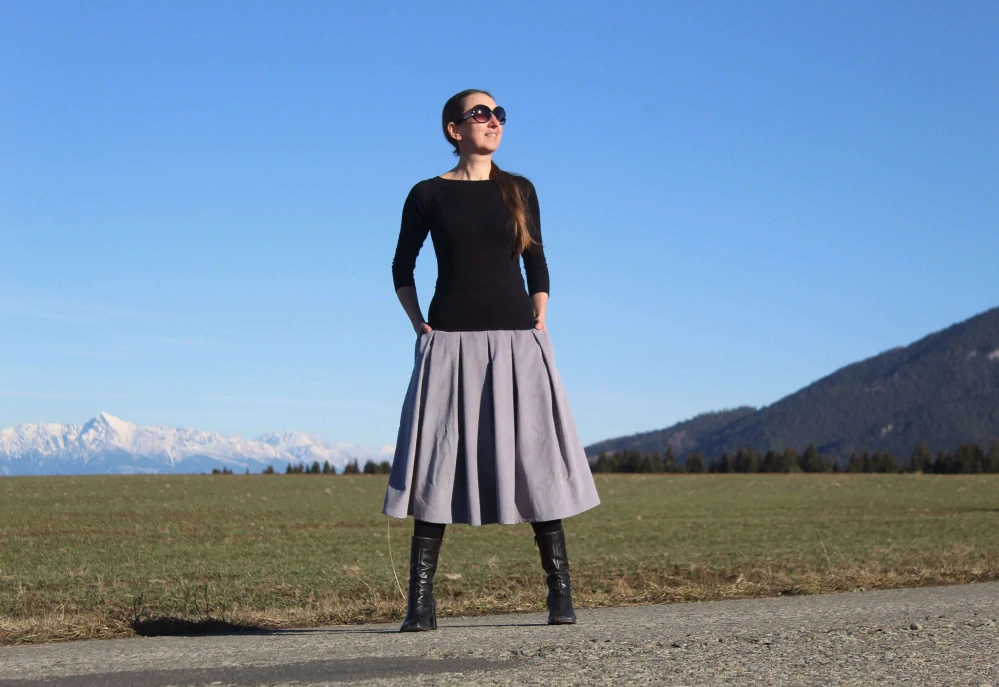 Šedá skladaná sukňa