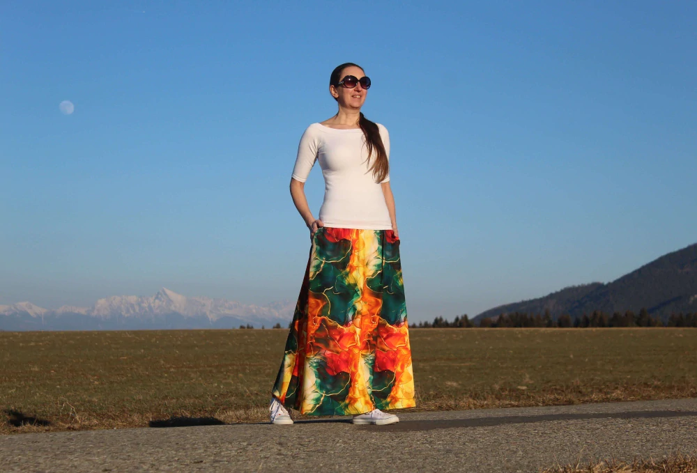 Úpletová sukňa žlto-oranžovo-zelený abstrakt