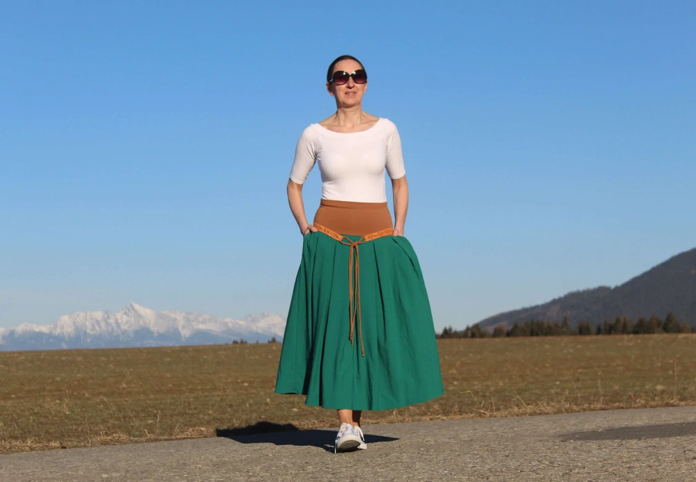 Zeleno-hnedá skladaná sukňa