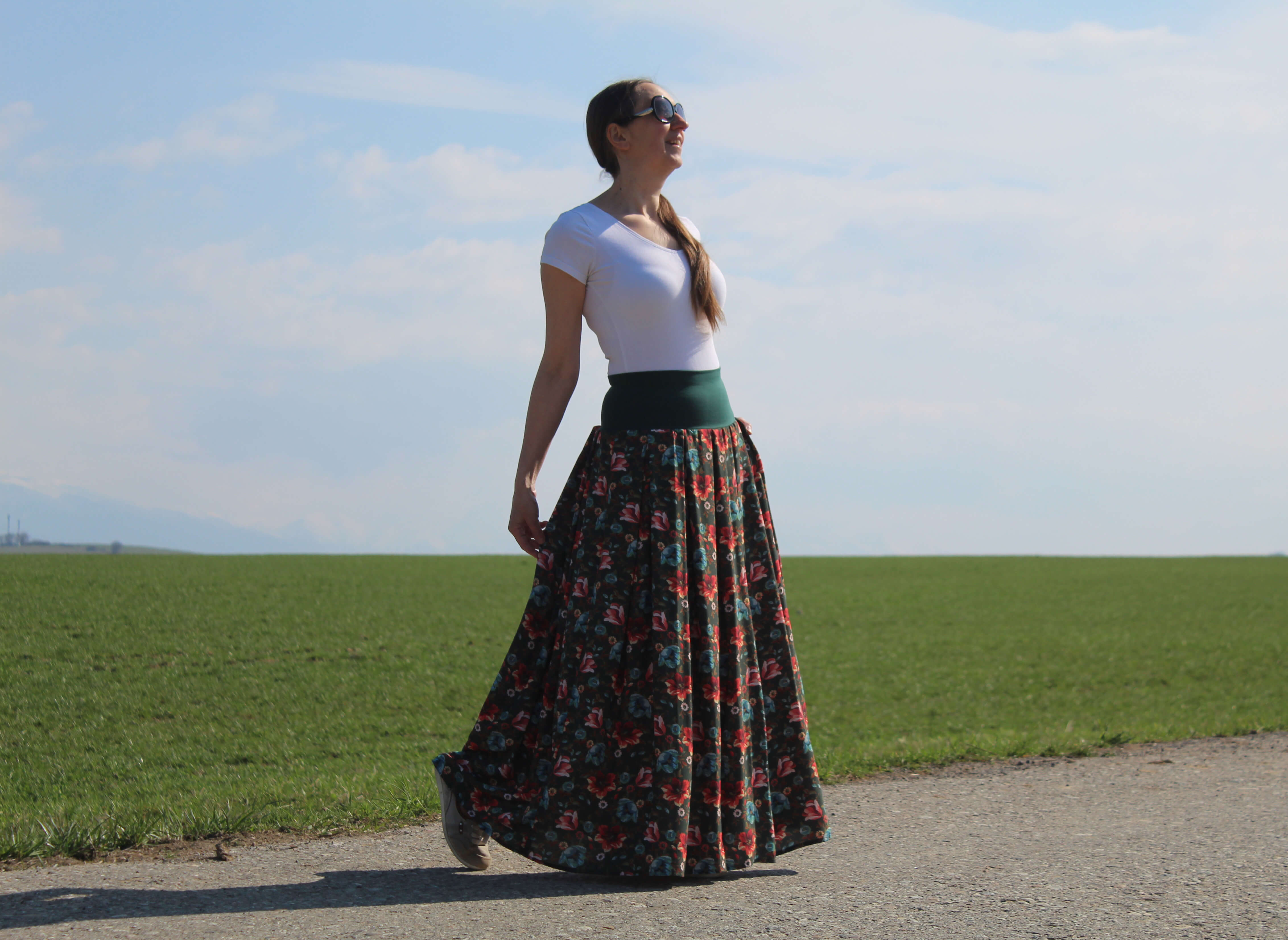 Viskózová sukňa červeno-modré kvety