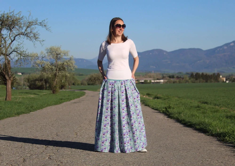 Dlhá skladaná tyrkysovo-fialová sukňa