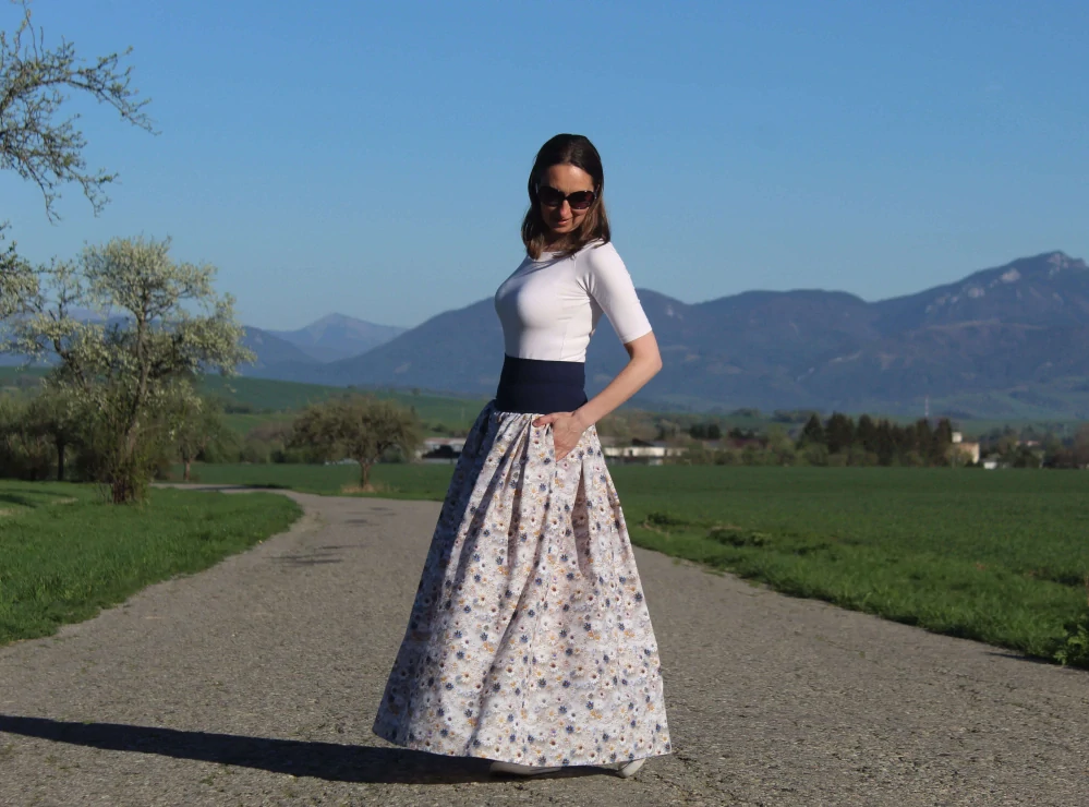 Dlhá skladaná sukňa modro-béžové kvietky