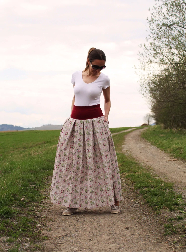 Dlhá skladaná sukňa drobné kvietky na režnej