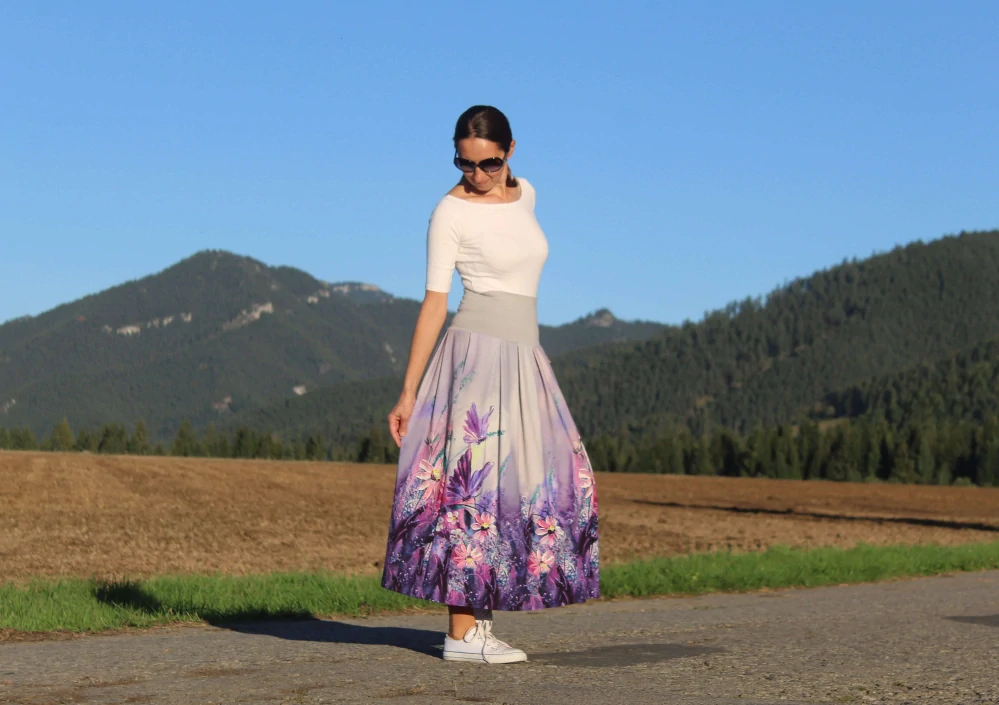 Šedá sukňa s fialovými kvetinami