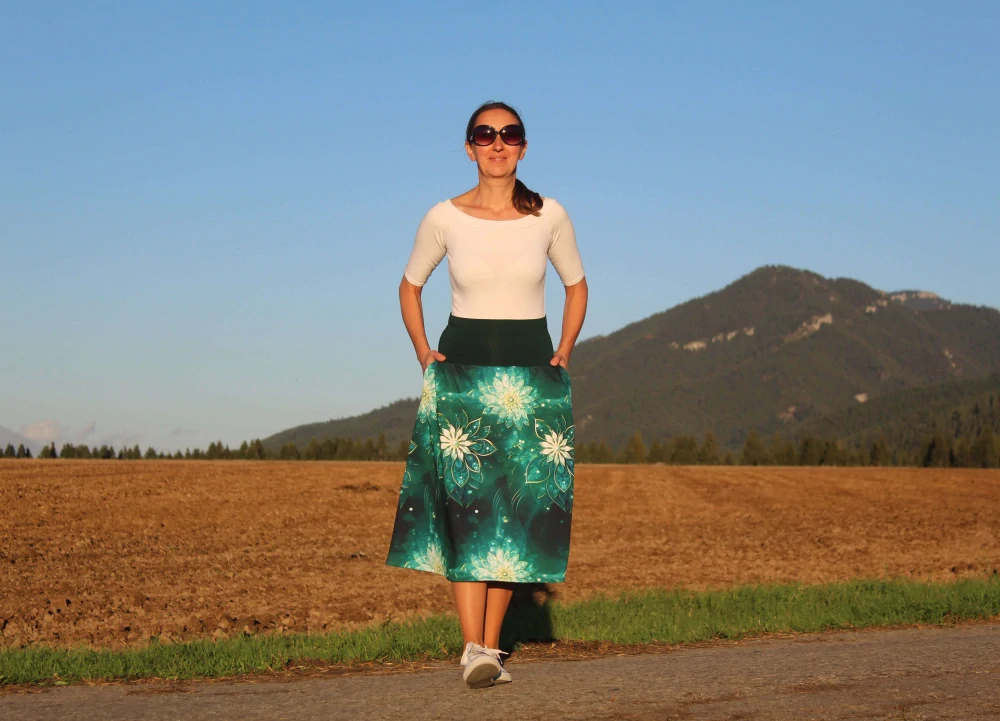 Úpletová sukňa zelená s bielymi kvetmi