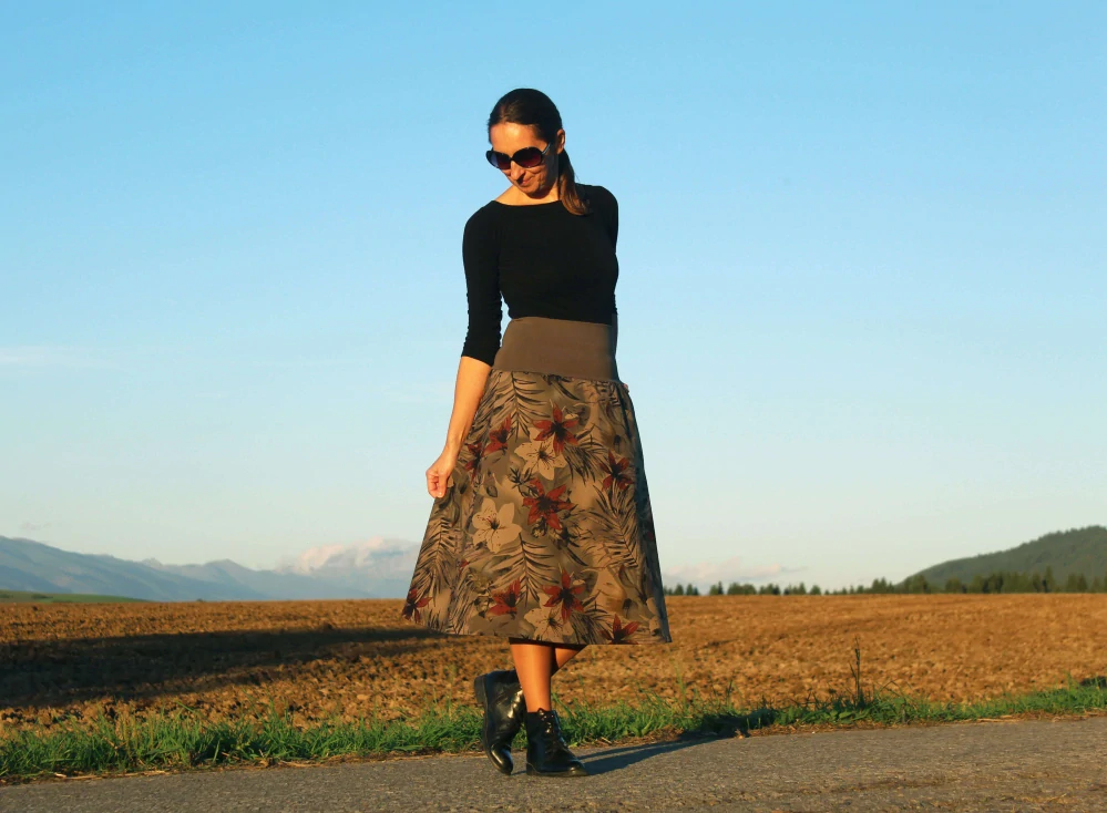 Trojštvrťová zelená riflová sukňa s kvetmi