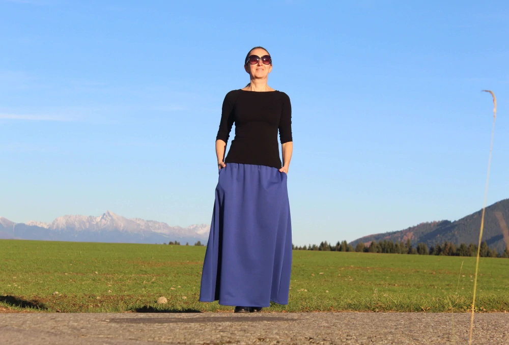 Kráľovsky modrá áčková úpletová sukňa s vreckami