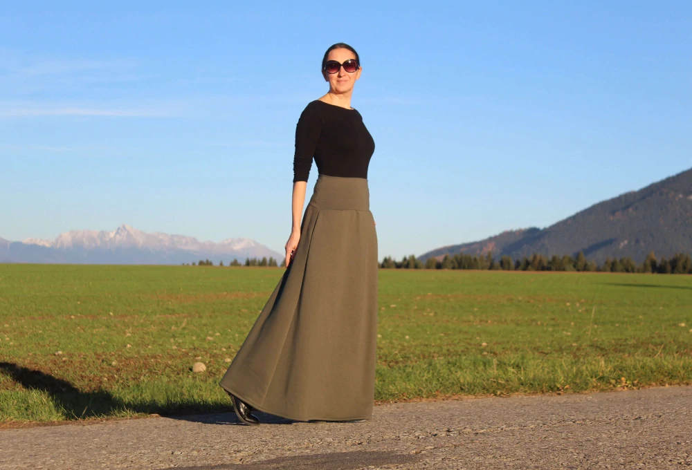 Khaki midi rovná sukňa z bavlnenej teplákoviny s jemným prírodným vzorom a vreckami