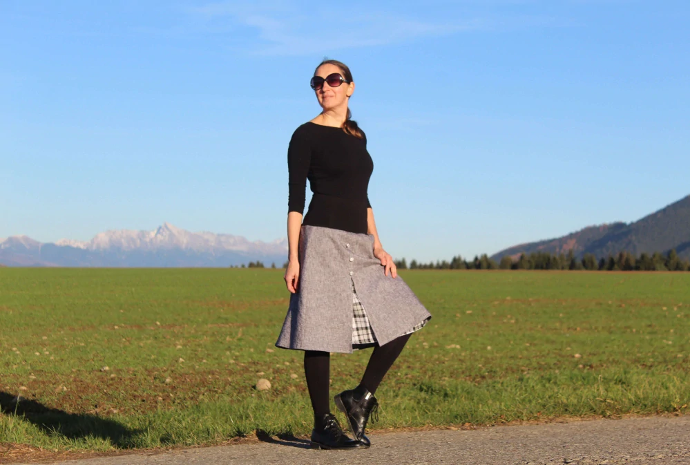 Dvojvrstvová midi áčková sukňa z ľanu a flanelu s rázporkom a látkovými gombíkmi