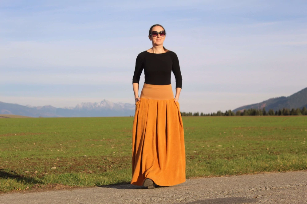 Dlhá karamelovo-hnedá sukňa z mäkkej kostýmovky s vreckami