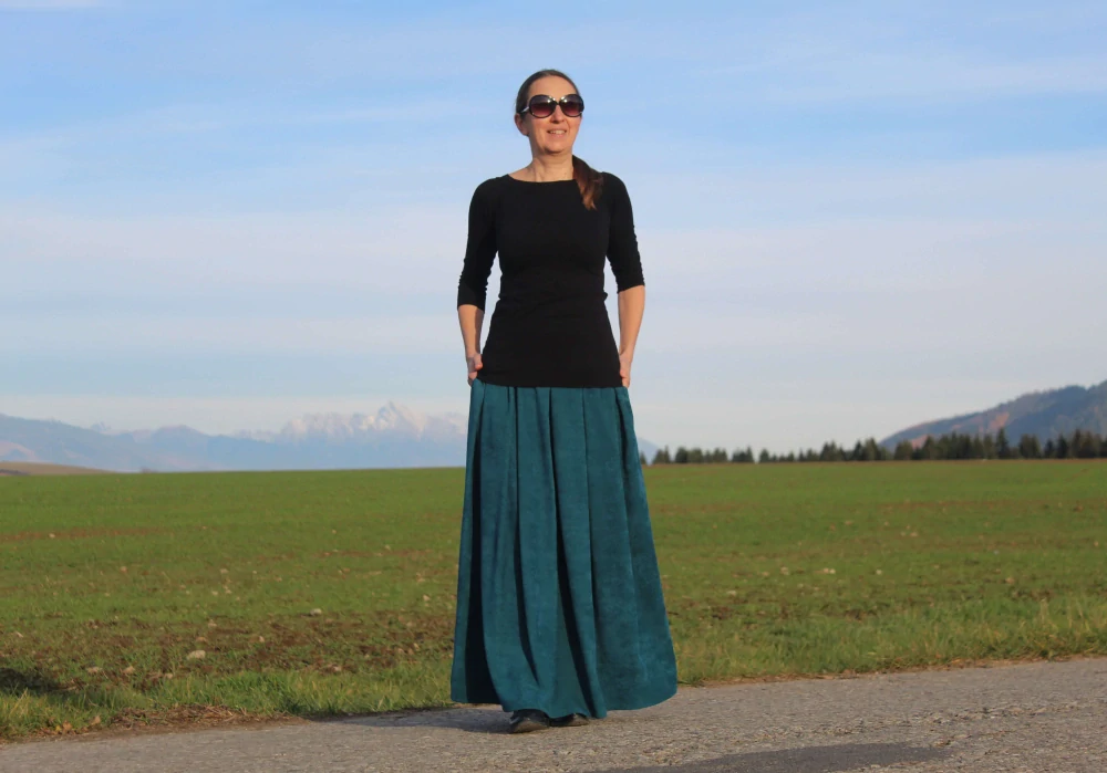 Dlhá petrolejová sukňa z mäkkej kostýmovky s vreckami