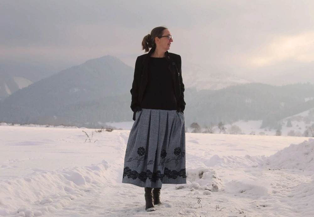 Trojštvrťová šedá sukňa s bordúrou