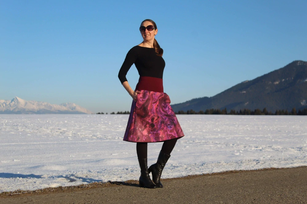 Krátka áčková sukňa z vínovo-fialového softshellu