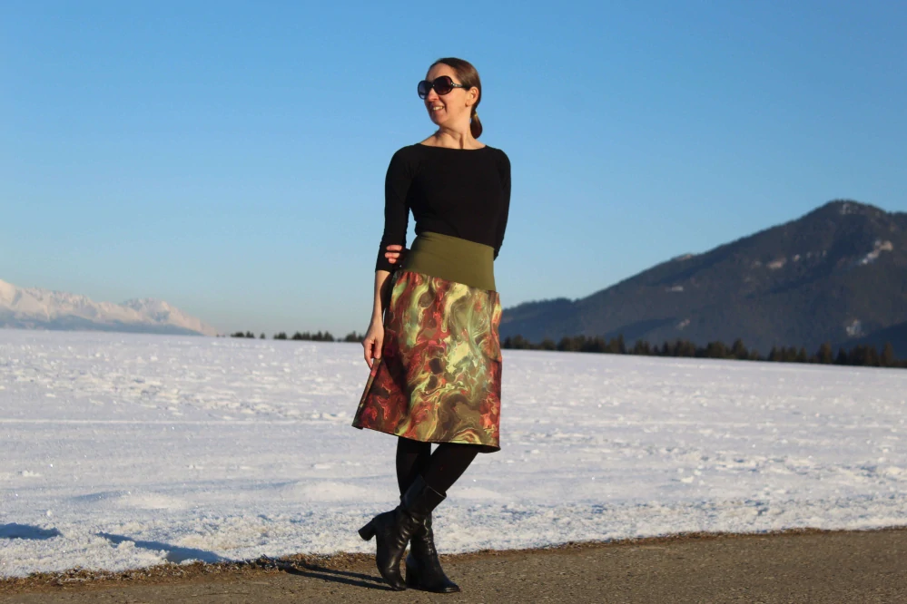 Krátka áčková sukňa zo zeleno-hnedého softshellu