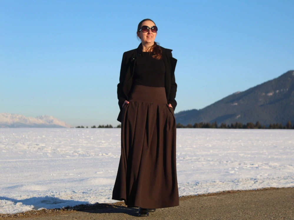 Dlhá hnedá skladaná sukňa s jemným károvaným vzorom