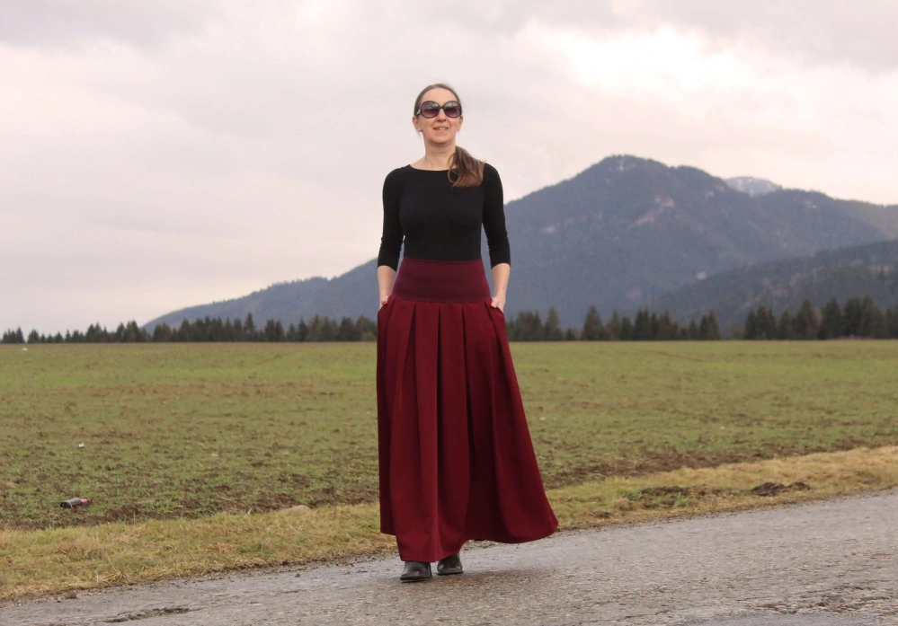 Dlhá bordová skladaná sukňa