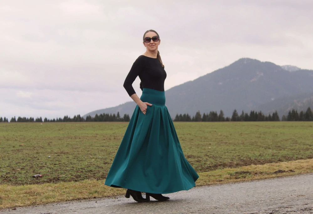 Dlhá petrolejová skladaná sukňa