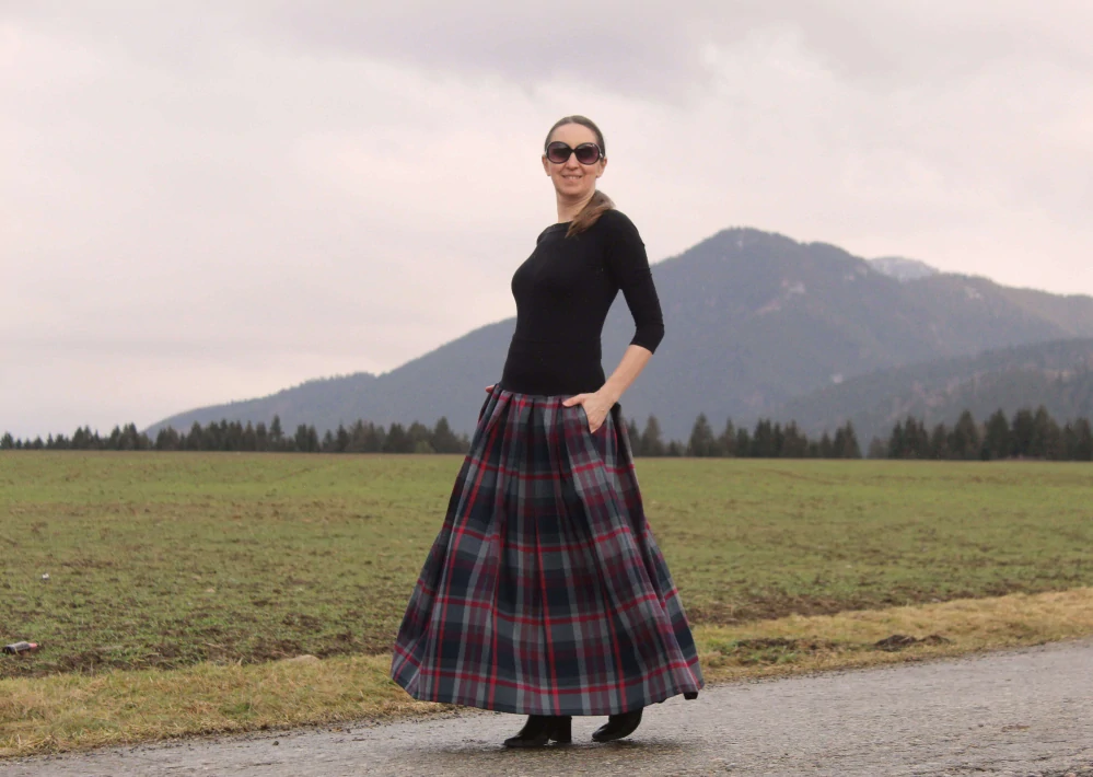 Tmavošedá skladaná károvaná sukňa