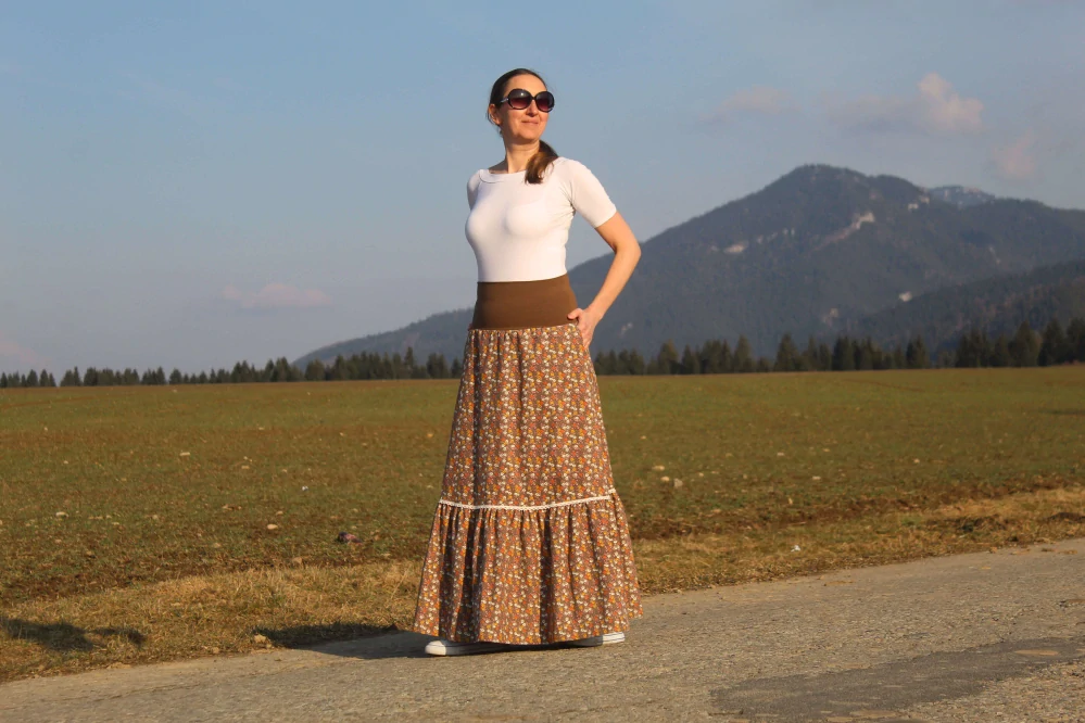 Dlhá hnedošedá sukňa z pracieho kordu s volánom