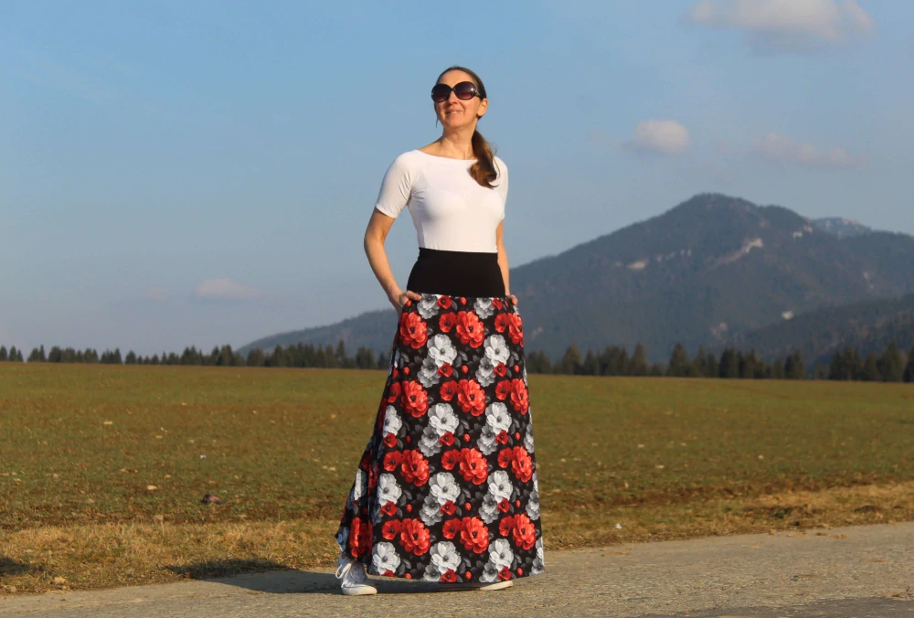 Dlhá čierna áčková sukňa s červenými a bielymi kvetmi